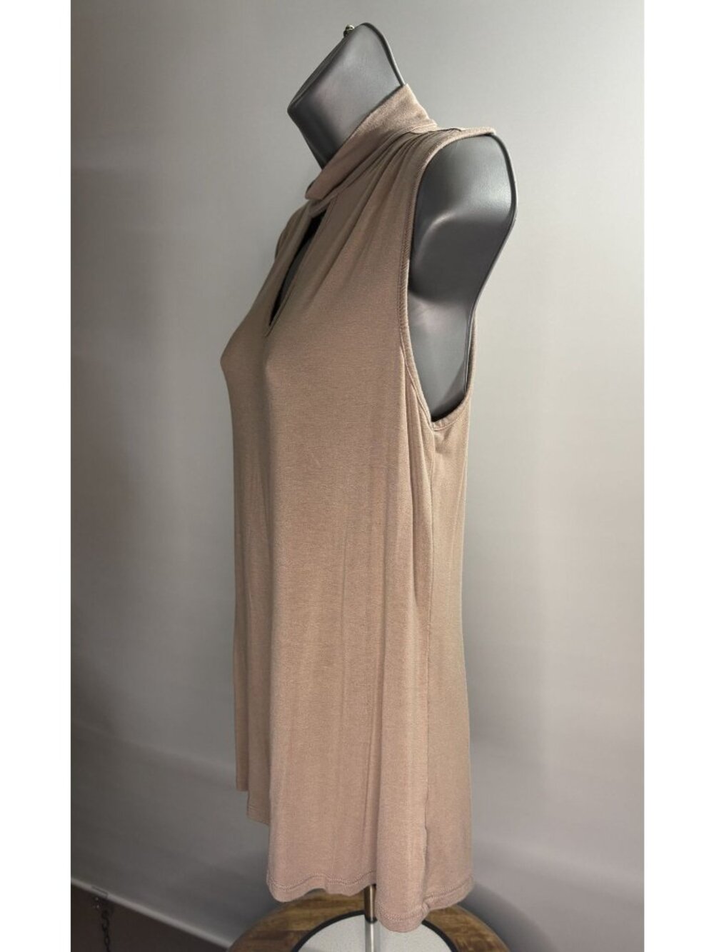 Jennifer Lopez Beige Sleeveless Keyhole Neckline Choker Cut Top Tunic Collar (M) - Picture 5 of 10